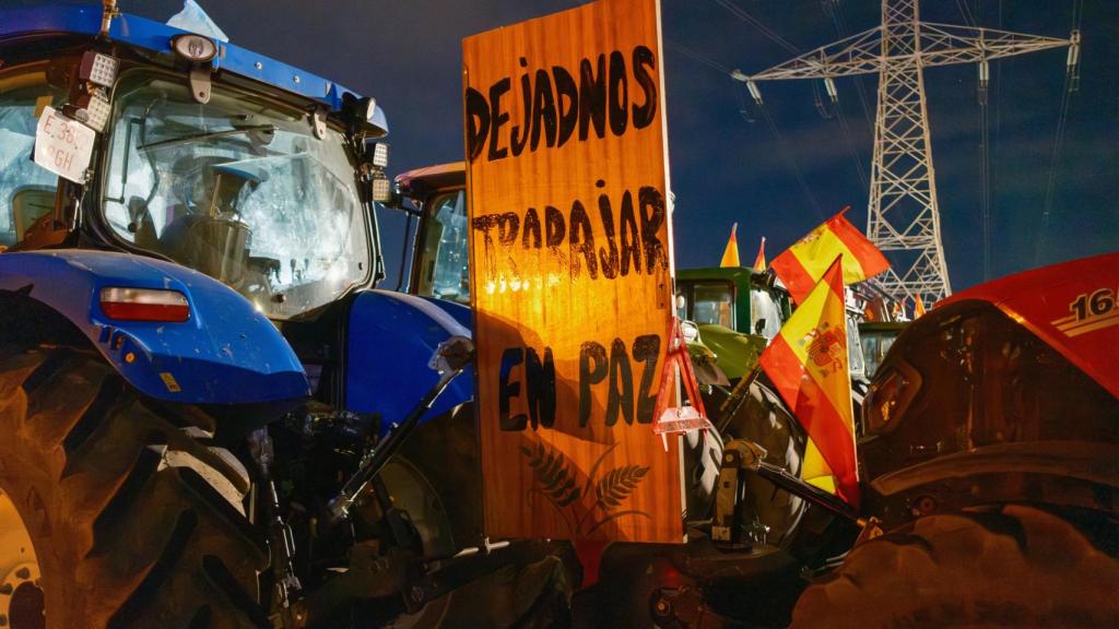 Dejadnos trabajar en paz, reza la pancarta de uno de los tractores