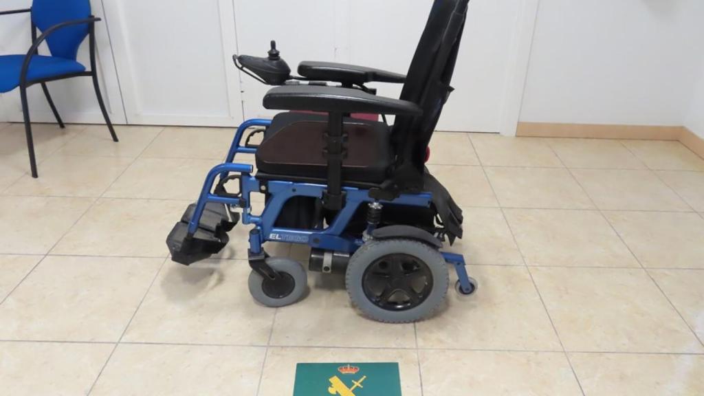 Silla de ruedas distraída.