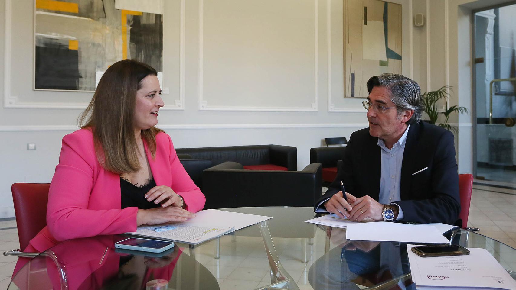 Carlos Pastor y la directora general de Planificación del Servicio Valenciano de Empleo y Formación, Marisa Mezquita.