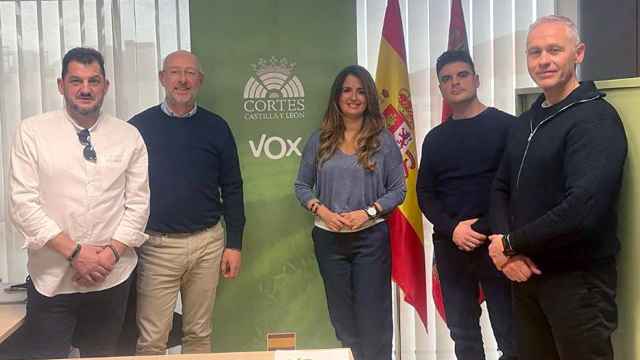 Los procuradores de Vox Susana Suárez e Iñaki Sicilia en una reunión en las Cortes con representantes de Jucil, Jusapol y Jupol.