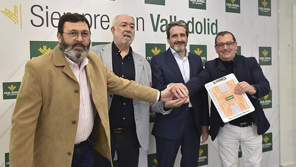 De izquierda a derecha: Diego Valdegrama, secretario general de ACLEB, Óscar Castañeda, presidente de la Federación de Baloncesto de Castilla y León, Pedro Brizuela, tesorero de ACLEB y Narciso Prieto Martín, presidente de la Fundación Caja Rural