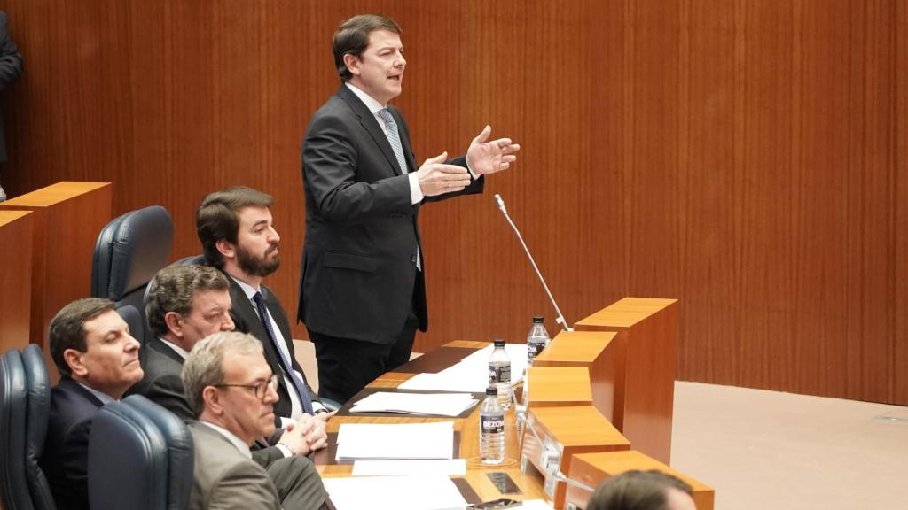 El presidente de la Junta, Alfonso Fernández Mañueco, durante su intervención en el pleno de las Cortes de este martes.