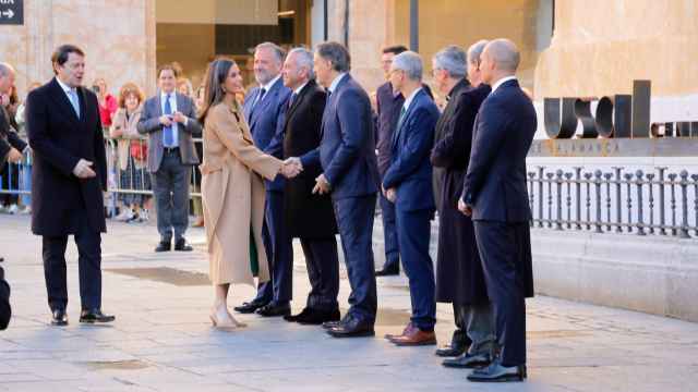 La reina Letizia, acompañada por el presidente de la Junta, Alfonso Fernández Mañueco; saluda al alcalde de Salamanca y al resto de autoridades a su llegada al Centro Internacional del Español