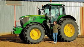 Beatriz con su tractor