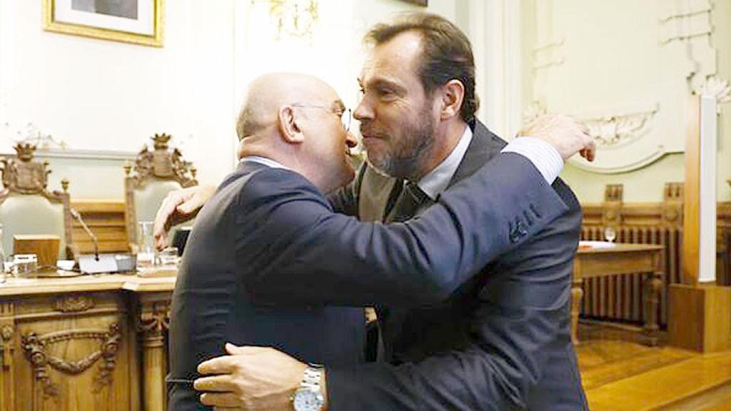 Óscar Puente y Jesús Julio Carnero se abrazan el día que el exalcalde dejó su acta como edil en el Ayuntamiento