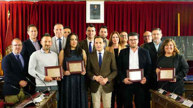 El presidente de la Diputación de Valladolid, Conrado Íscar, posa junto a los galardonados con los Premios de Periodismo de la Diputación