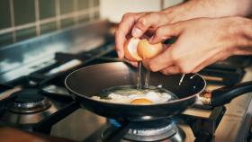 El secreto de Martín Berasategui para hacer huevos fritos perfectos es este truco de abuela