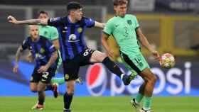 Llorente se lleva el balón en una acción dividida en el partido ante el Inter.