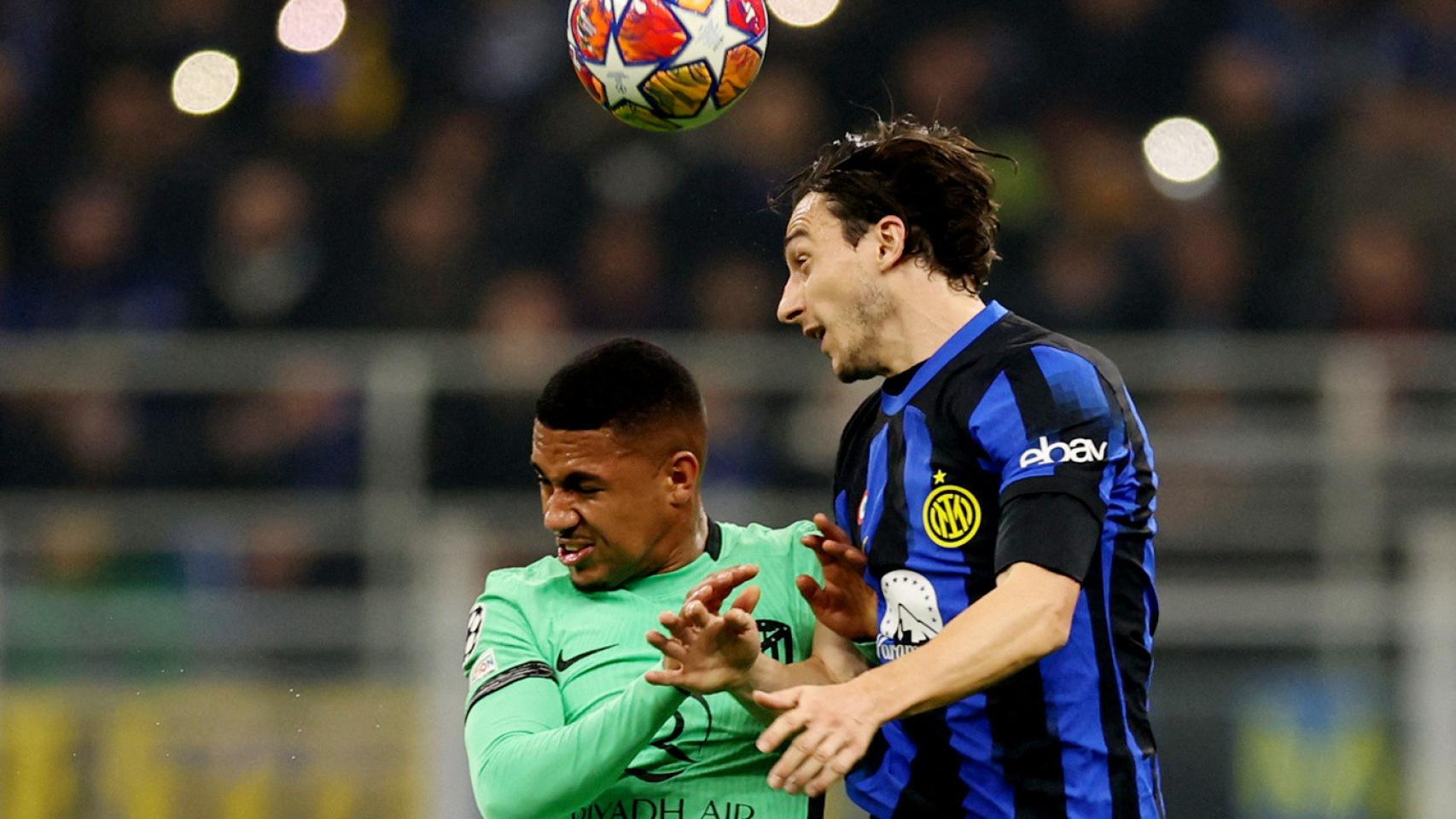 Lino y Darmian pelean por un balón en el partido entre el Inter y el Atlético de Champions League.