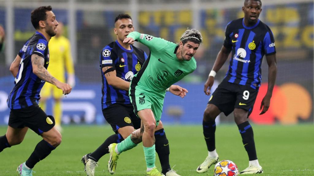 De Paul se marcha de los rivales en el partido del Atlético ante el Inter.