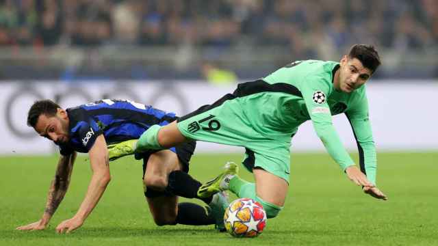 Morata cae al suelo en el partido del Atlético ante el Inter.