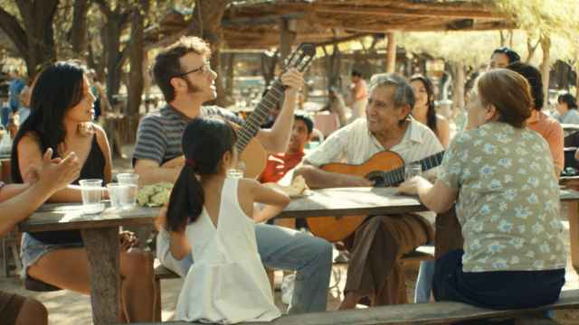 Pepe Lorente (con gafas) y Cuti carbajal (a su izq.) interpretan una chacarera en 'La estrella azul'