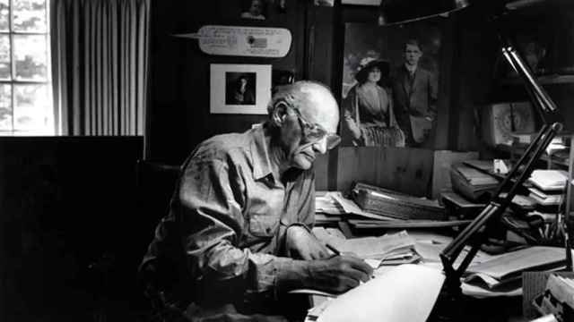 Arthur Miller escribiendo en su casa.