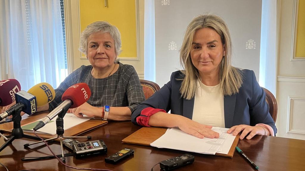 Tolón -derecha- junto a Mari Luz Fernández en Cuenca este martes.