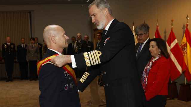 Felipe VI condecora  al comandante Supremo Aliado de la OTAN, el general Christopher Cavolli, con la Gran Cruz del Mérito Naval, este martes en Bélgica.
