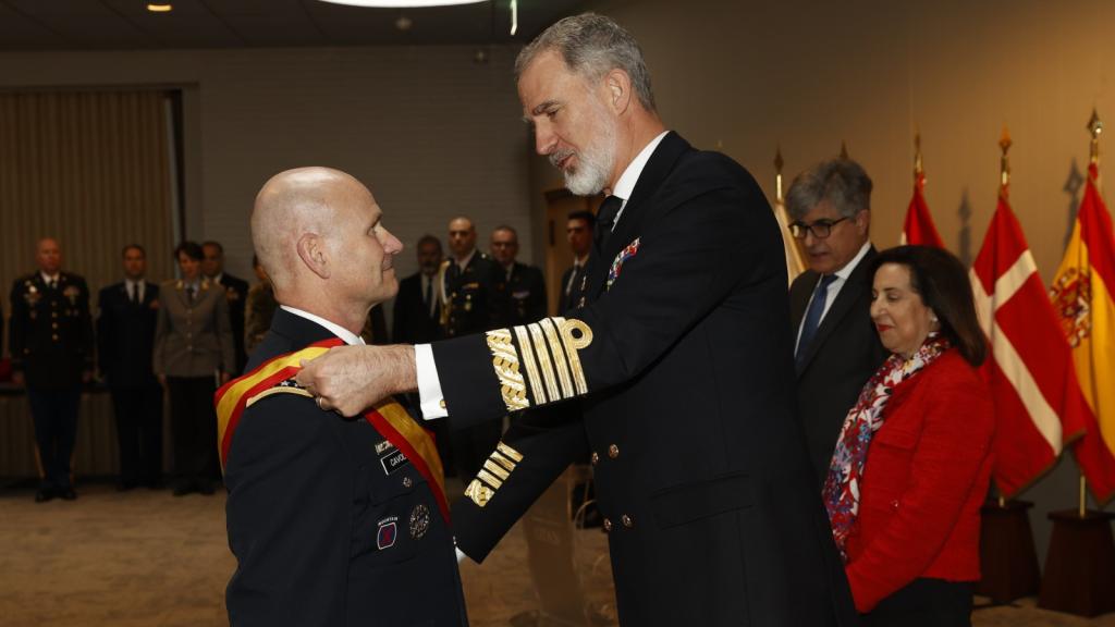 Felipe VI condecora  al comandante Supremo Aliado de la OTAN, el general Christopher Cavolli, con la Gran Cruz del Mérito Naval, este martes en Bélgica.