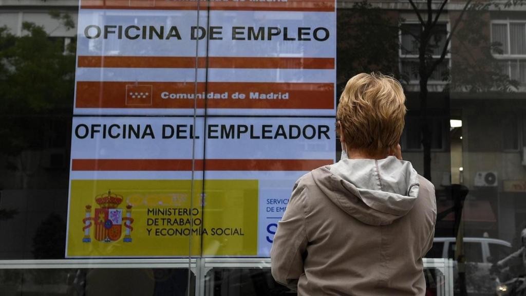 Una mujer en una oficina de empleo.