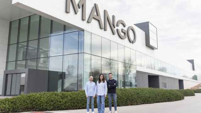 La directora de Mango StartUp Studio, Bellén Rallo (en el medio), flanqueada por responsables de la startup Flipflow.