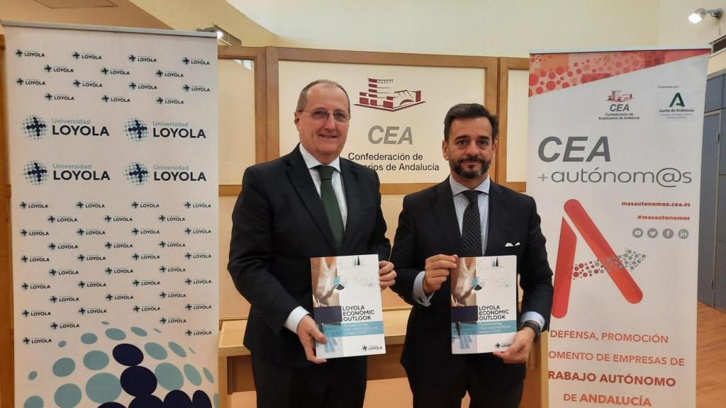 A la izquierda, Luis Fernández-Palacios, secretario general de CEA; derecha de la imagen, Manuel Alejandro Cardenete, catedrático de Economía de la Universidad Loyola.
