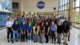 Empleados de la Nasa posando para una foto en una de sus sedes