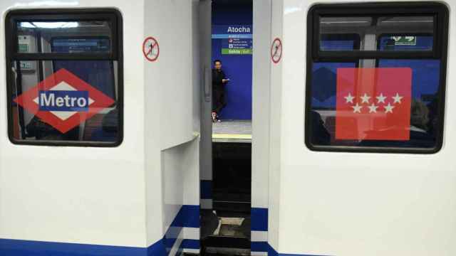 Dos vagones de Metro en la estación de Atocha, Madrid.