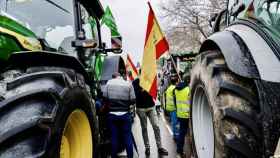 Varios agricultores junto a sus tractores, en una de las protestas agrarias de febrero.