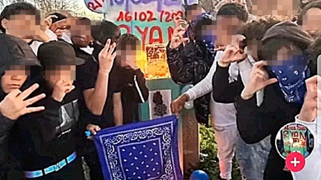 Un grupo de jóvenes delante del homenaje a Ryan en Getafe.