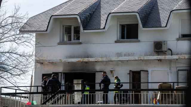 Varios agentes de la Policía Nacional en la Residencia Juan XXIII de Aravaca, donde se produjo el incendio el pasado domingo.