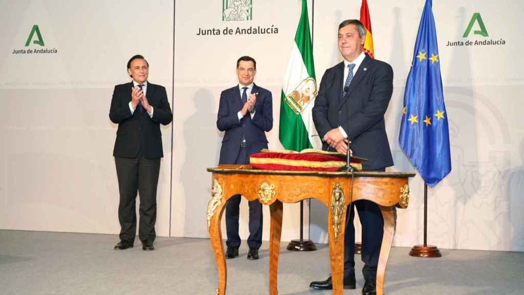 Teodomiro López recibe el aplauso de Juan Manuel Moreno y José Carlos Gómez Villamandos.