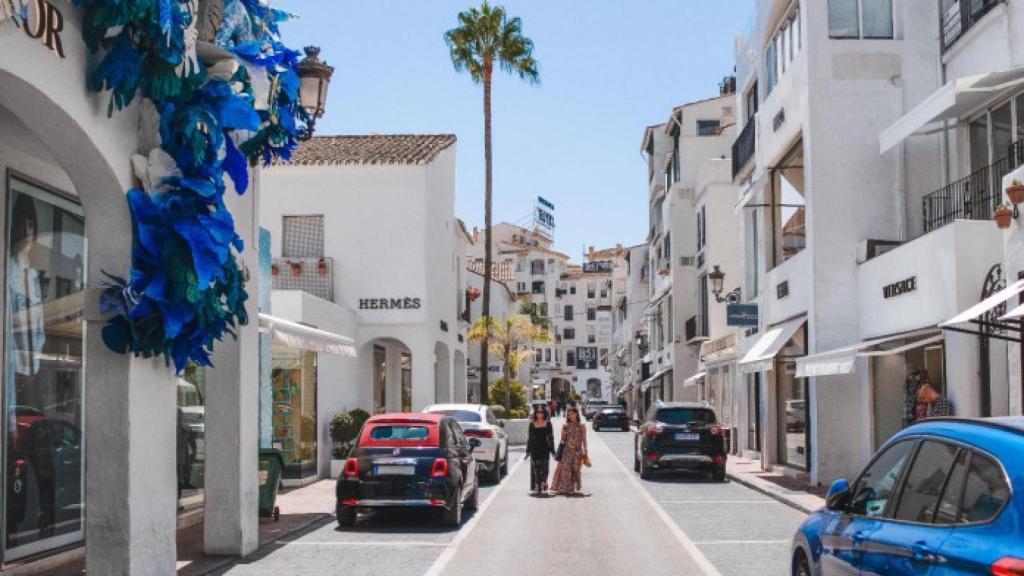Imagen de una de las calles de Cívitas Puerto Banús de Marbella.