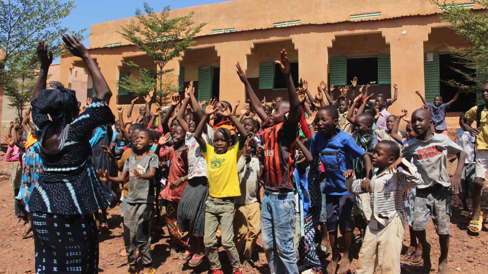 Niños saludando en Bamako.