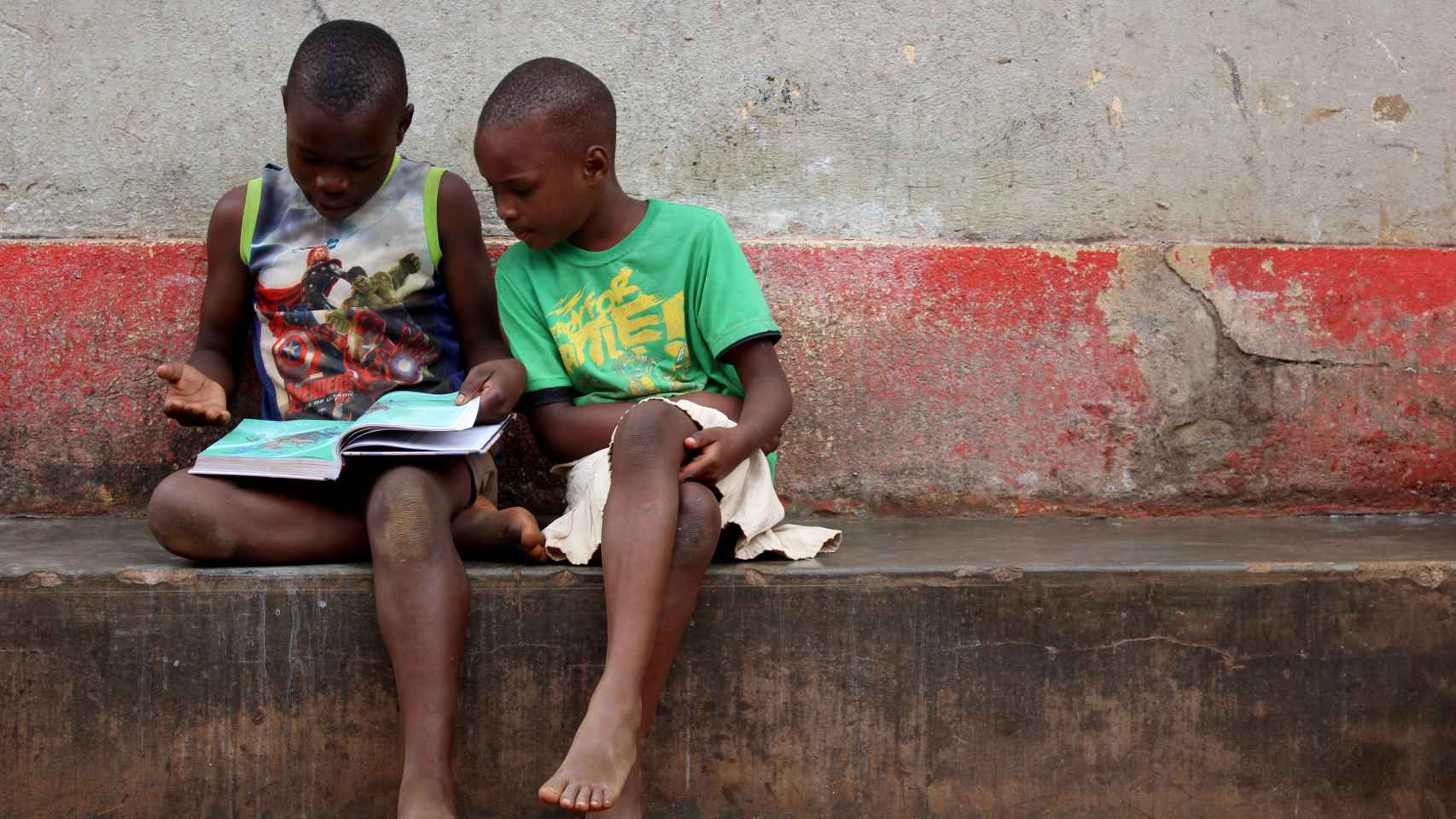 Niños leyendo y jugando en Bamako