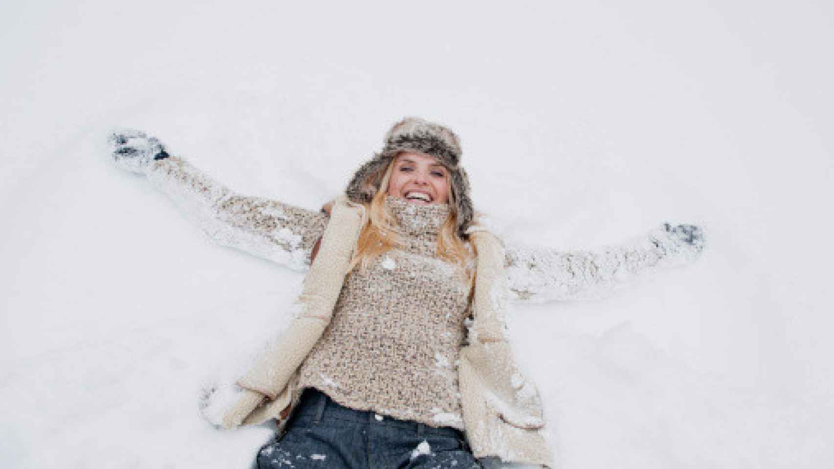 Una mujer disfrutando de la nieve.