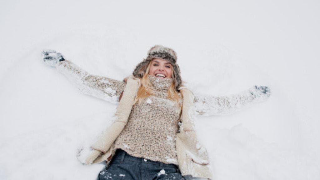 Una mujer disfrutando de la nieve.