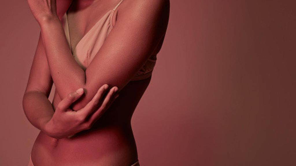 Una mujer con los codos dolorosos.