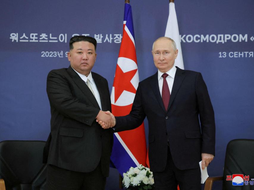 Vladímir Putin junto a Kim Jong-un.