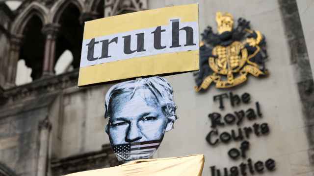 Una pancarta a favor de Assange a la entrada de los Reales Tribunales de Justicia de Londres el 20 de febrero.