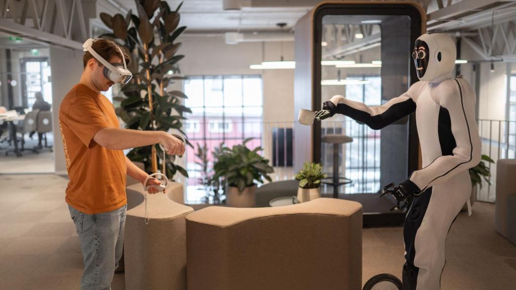 Un técnico de 1X entrenando a un robot EVE