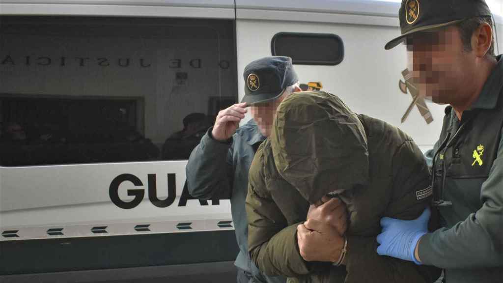 Alfonso Raúl Masa sale de un furgón de la Guardia Civil para entrar en los juzgados de Don Benito (Badajoz).