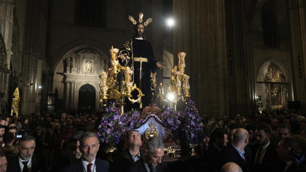 El Cristo de la Redención en la Catedral durante el Vía Crucis de las Hermandades