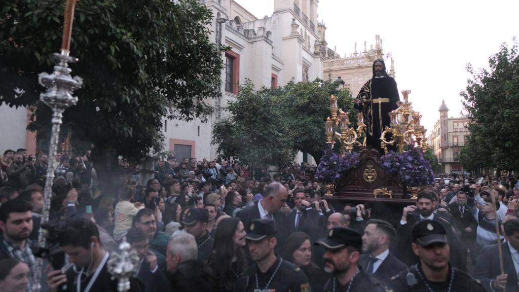 El Cristo de la Redención en la calle Alemanes rodeado de fieles