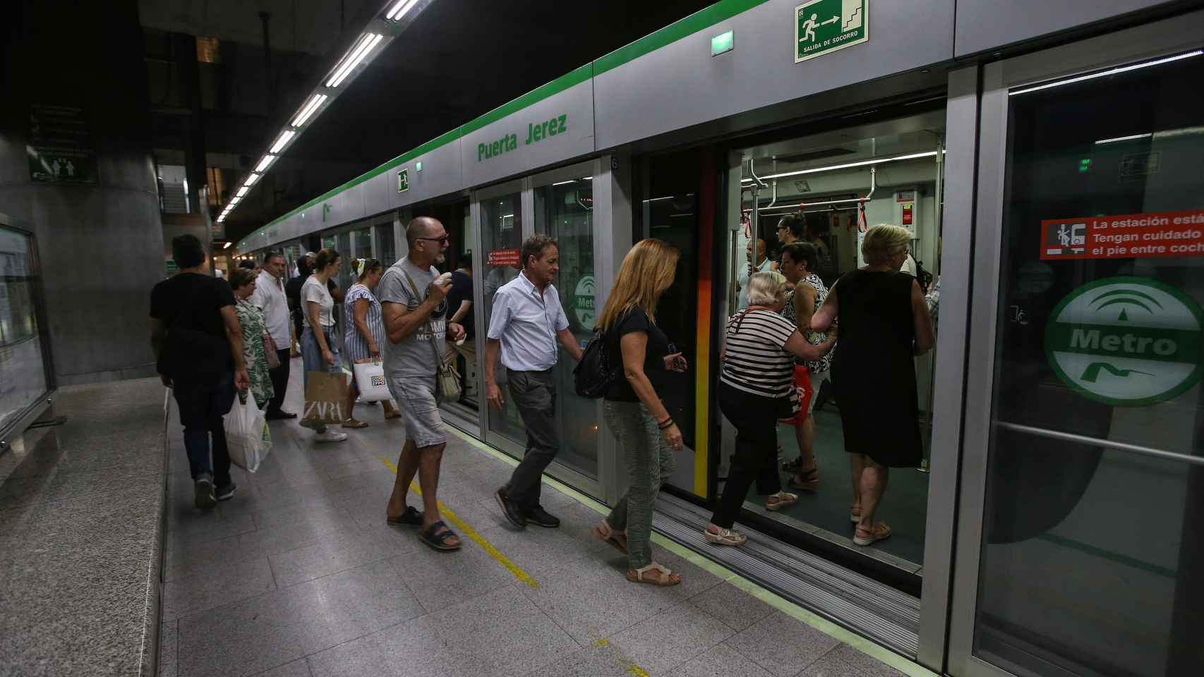 Pasajeros en una de las estaciones del Metro de Sevilla.