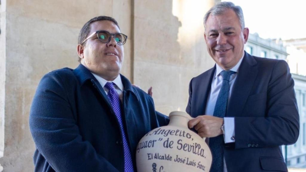 Angelito 'el aguador', junto a José Luis Sanz en el Ayuntamiento.
