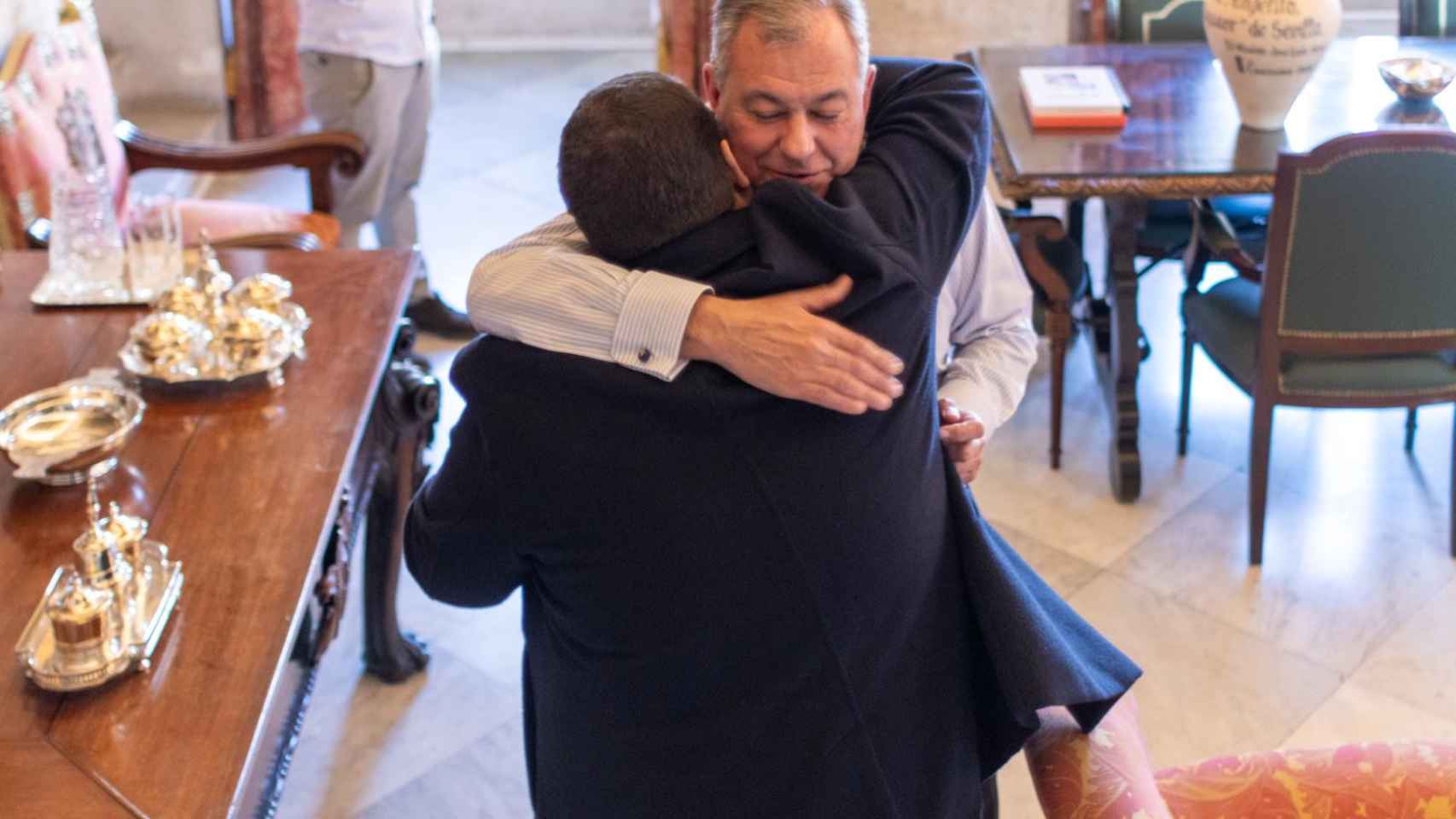 Angelito 'el aguaor', abrazándose con el alcalde.