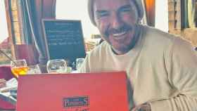 David Beckham con una caja de la marca gallega Los Peperetes.