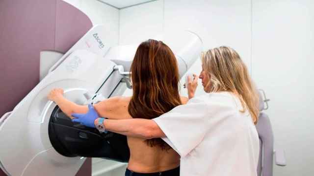 Imagen de archivo de una mujer en una prueba de detección del cáncer de mama. EE