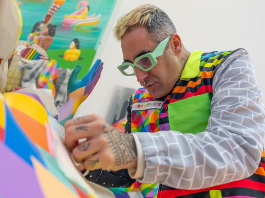 Okuda San Miguel preparando el dragón chino para El Corte Inglés.