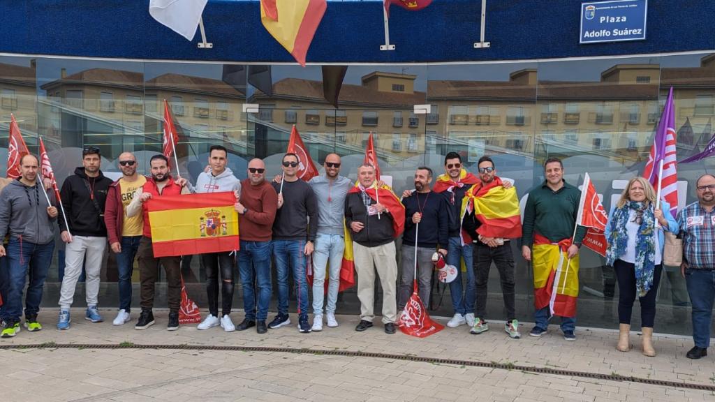 Miembro de la UGT y la Policía Local durante la concentración del pasado lunes.
