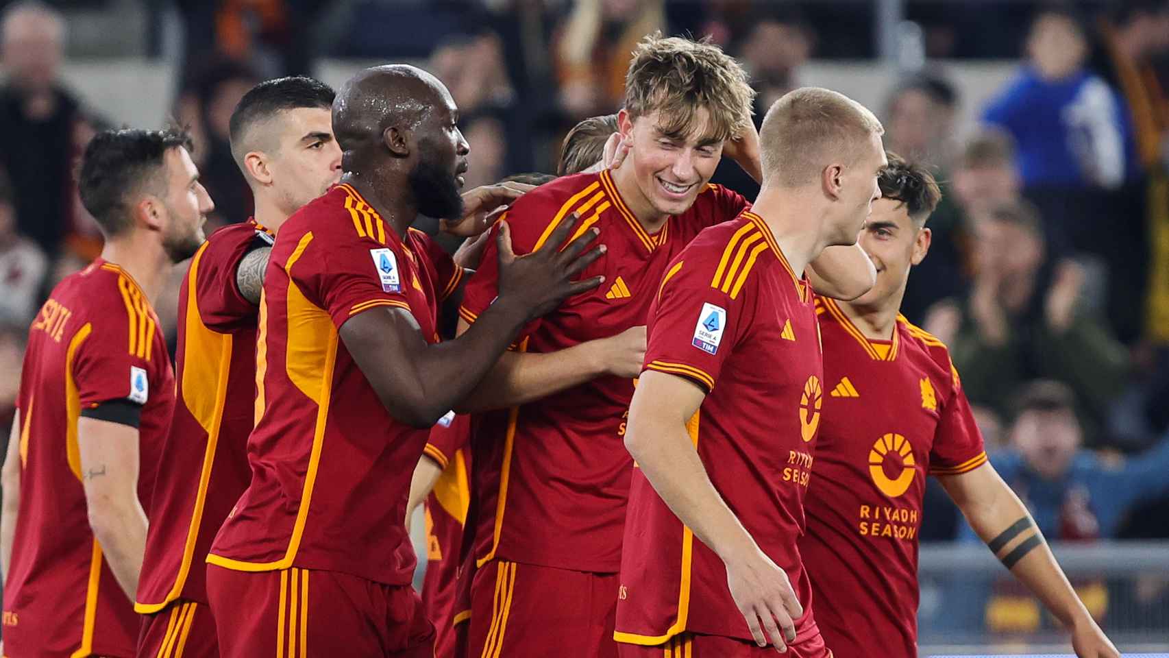 Los jugadores de la Roma felicitan a Dean Huijsen por su primer gol con el equipo