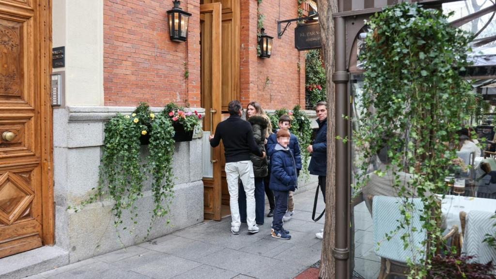 Enrique Ponce, Ana Soria y sus acompañantes, entrando al restaurante.